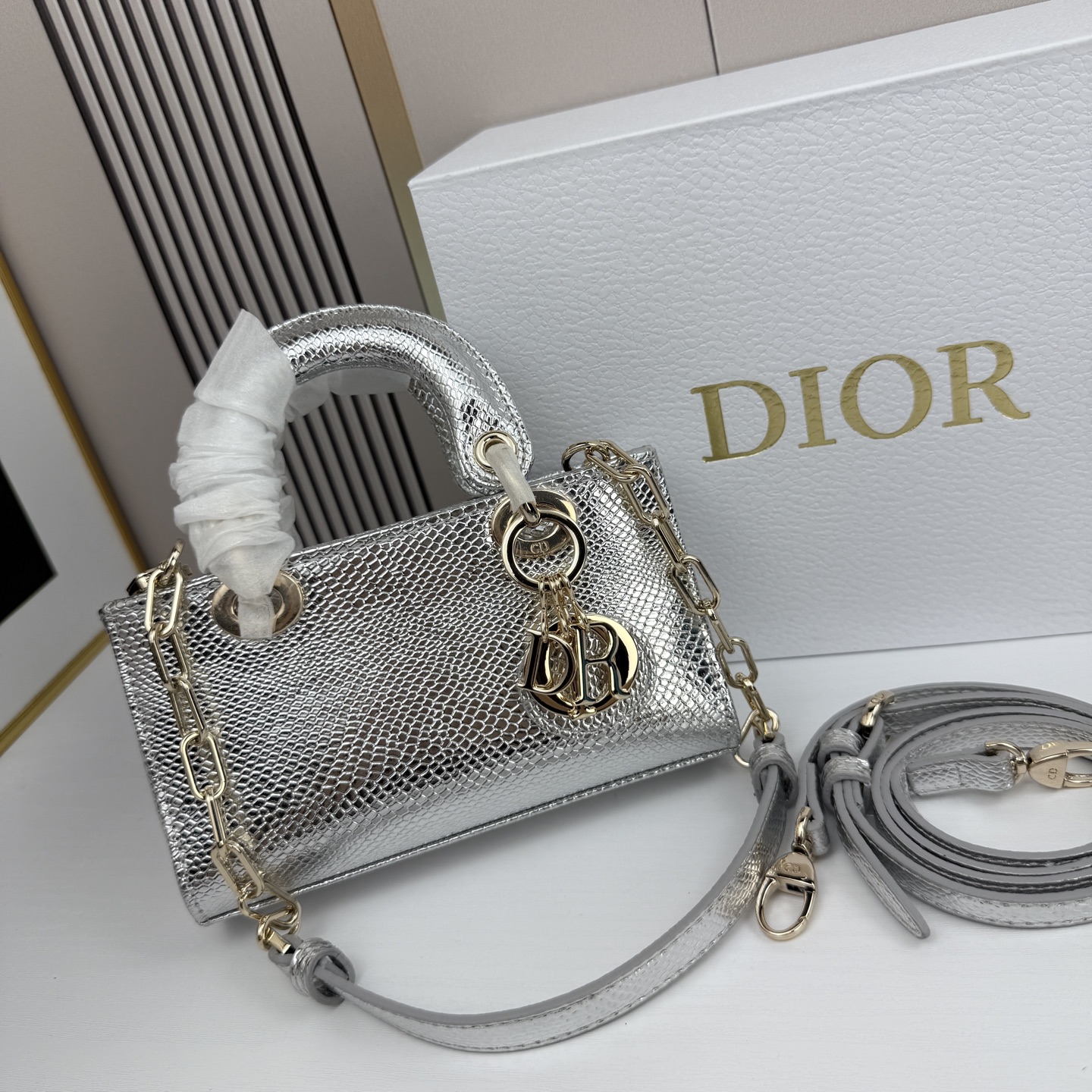 横版mini迪奥Dior 蜥蜴纹戴妃包🖤经典配色超级百搭比较稀有的皮质，搭配超级洋气🫧尺寸17.14