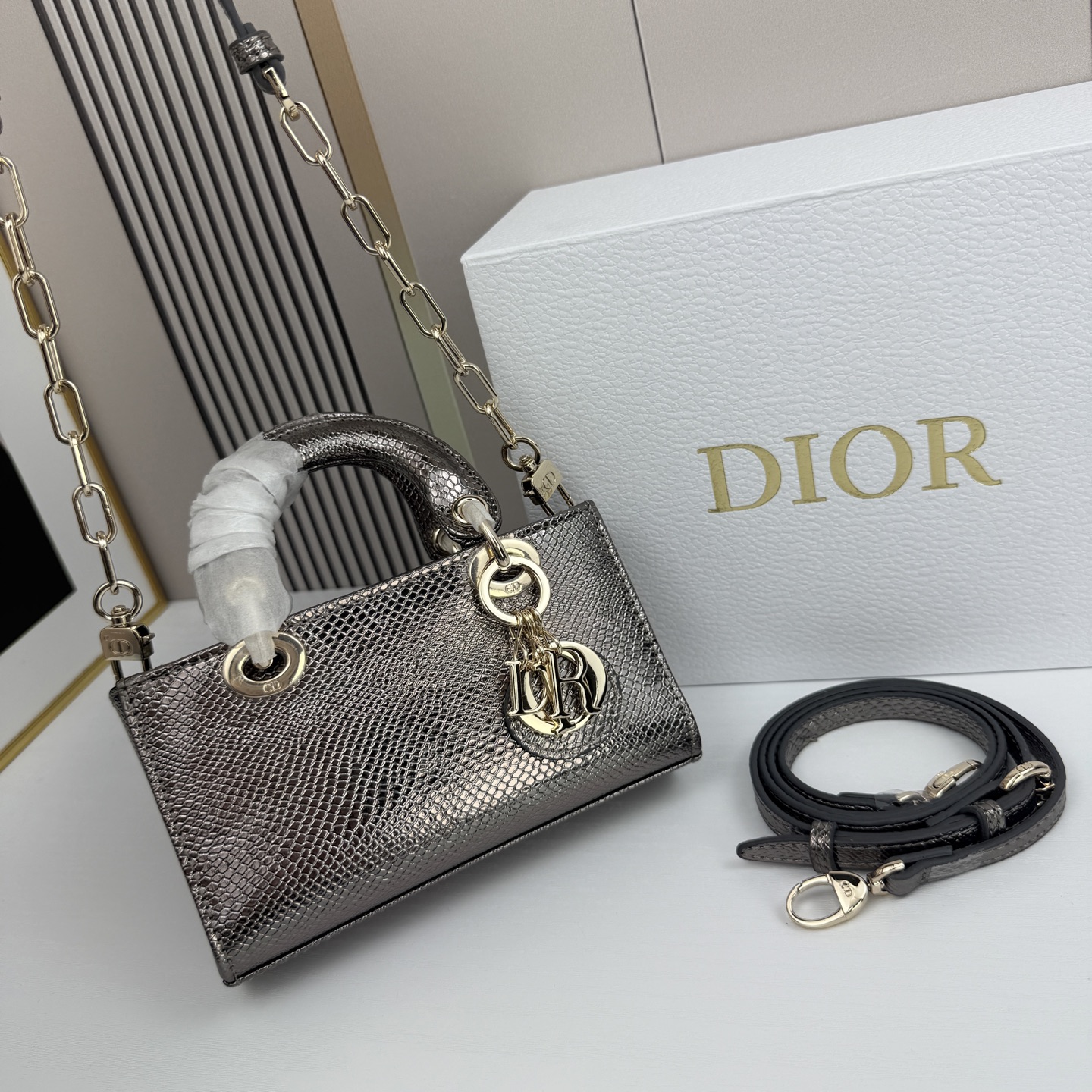 横版mini迪奥Dior 蜥蜴纹戴妃包🖤经典配色超级百搭比较稀有的皮质，搭配超级洋气🫧尺寸17.14