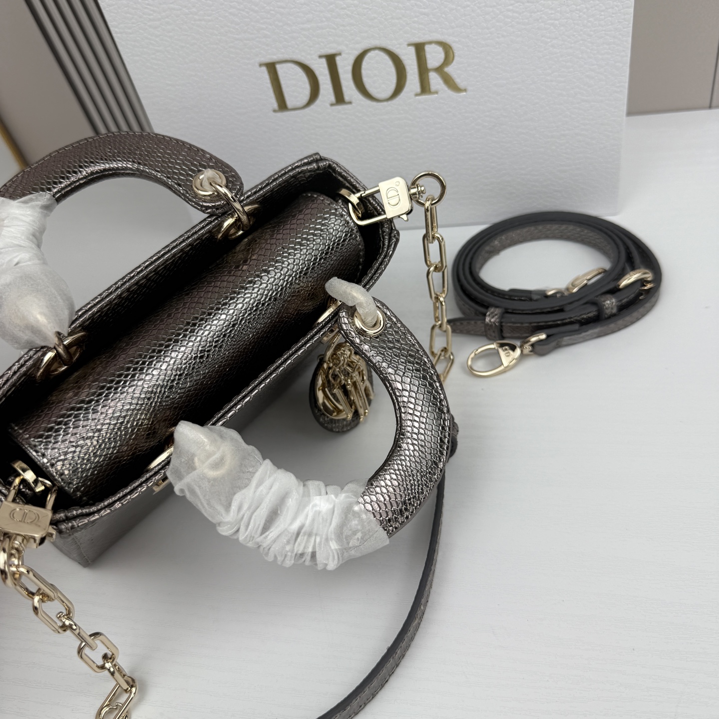 横版mini迪奥Dior 蜥蜴纹戴妃包🖤经典配色超级百搭比较稀有的皮质，搭配超级洋气🫧尺寸17.14