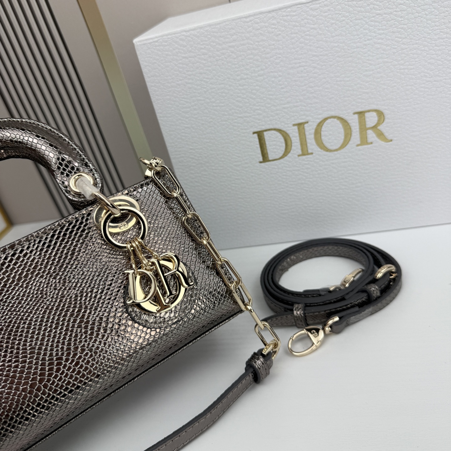 横版mini迪奥Dior 蜥蜴纹戴妃包🖤经典配色超级百搭比较稀有的皮质，搭配超级洋气🫧尺寸17.14