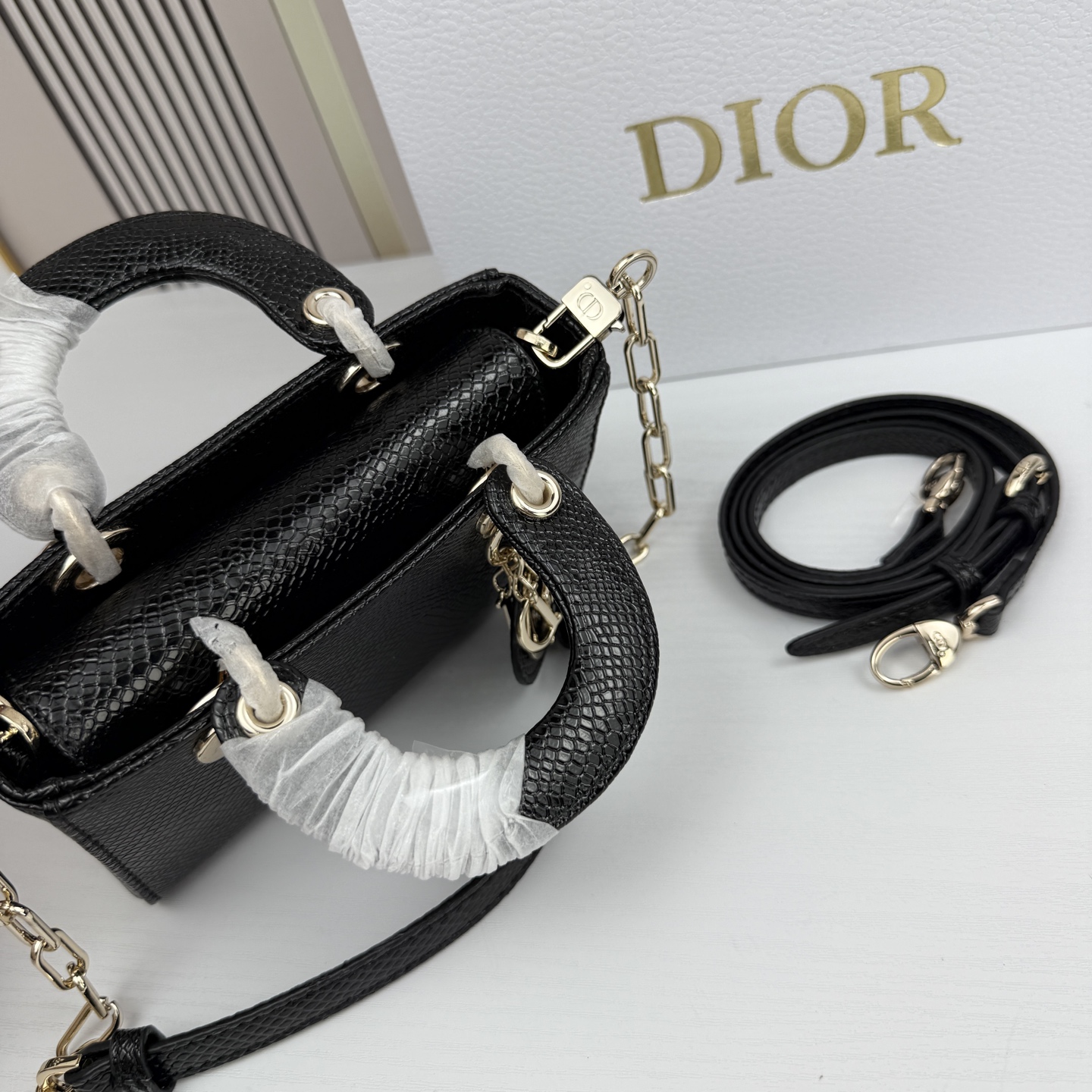 横版mini迪奥Dior 蜥蜴纹戴妃包🖤经典配色超级百搭比较稀有的皮质，搭配超级洋气🫧尺寸17.14