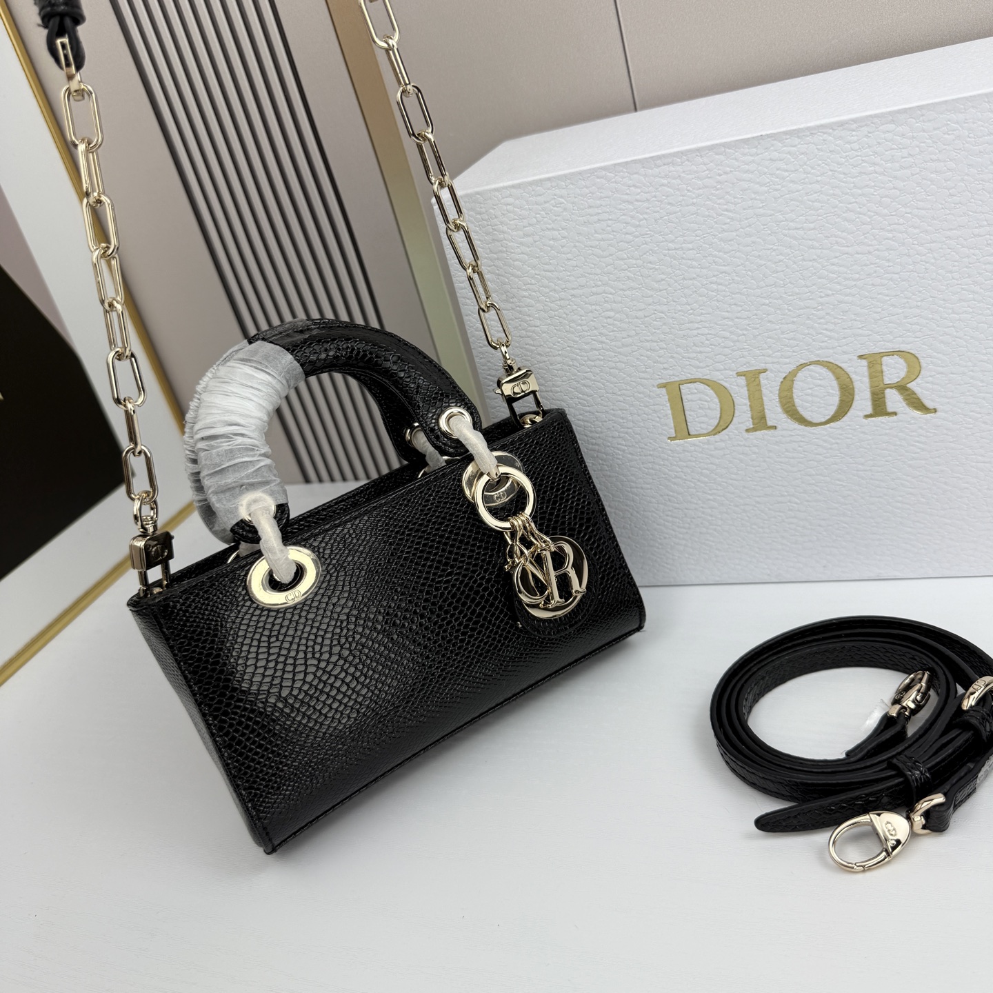 横版mini迪奥Dior 蜥蜴纹戴妃包🖤经典配色超级百搭比较稀有的皮质，搭配超级洋气🫧尺寸17.14
