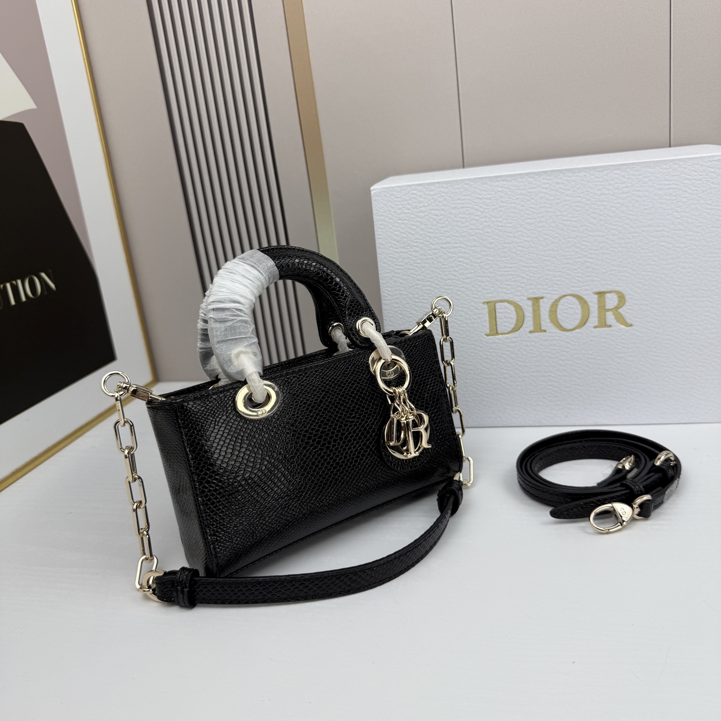 横版mini迪奥Dior 蜥蜴纹戴妃包🖤经典配色超级百搭比较稀有的皮质，搭配超级洋气🫧尺寸17.14
