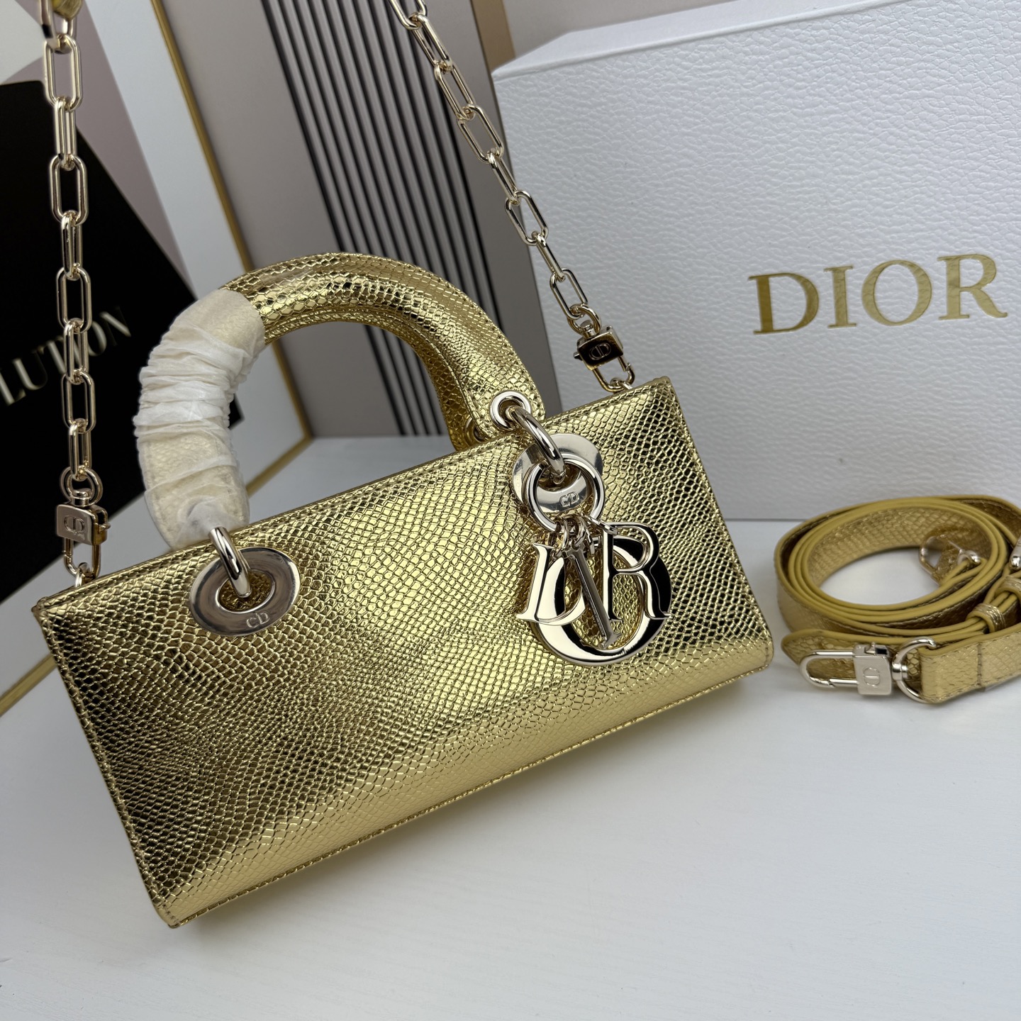 横版小号迪奥Dior 蜥蜴纹戴妃包🖤经典配色超级百搭比较稀有的皮质，搭配超级洋气🫧尺寸：22×13×4c