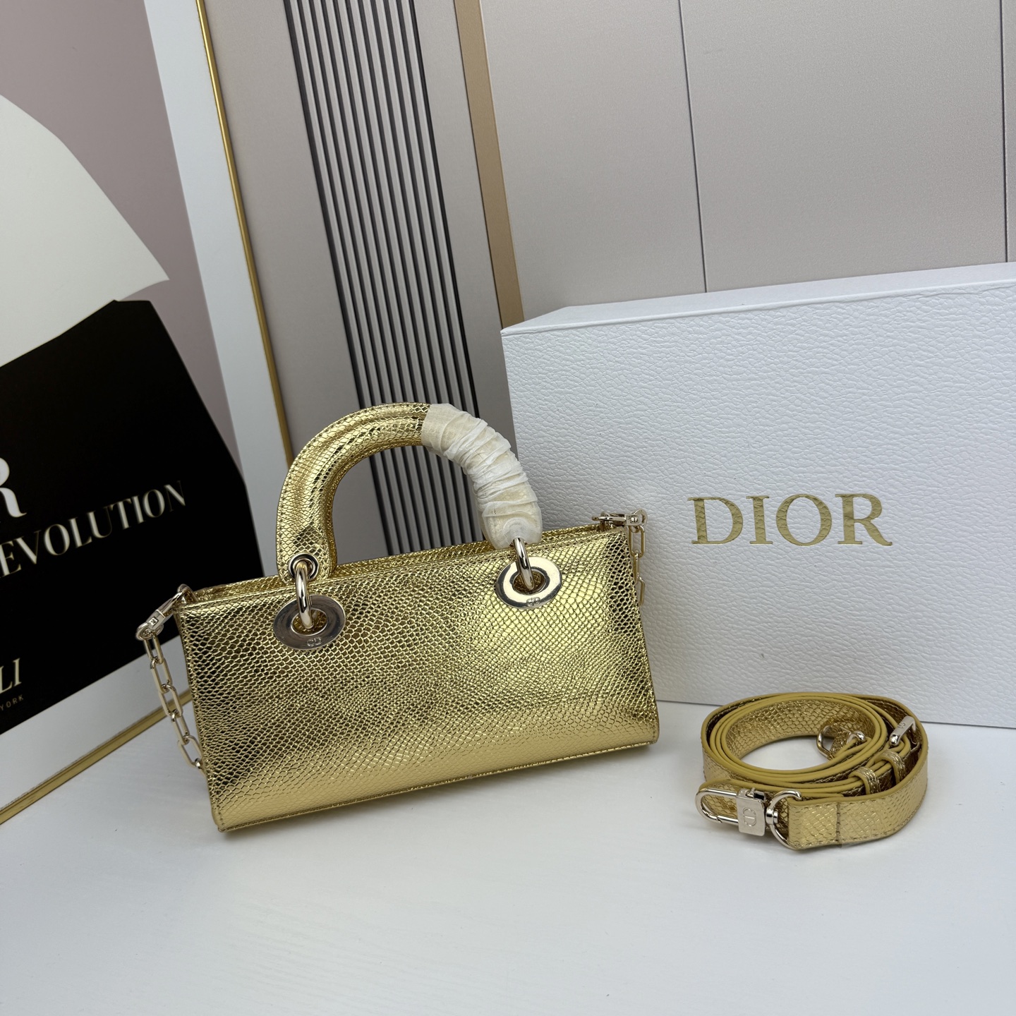 横版小号迪奥Dior 蜥蜴纹戴妃包🖤经典配色超级百搭比较稀有的皮质，搭配超级洋气🫧尺寸：22×13×4c