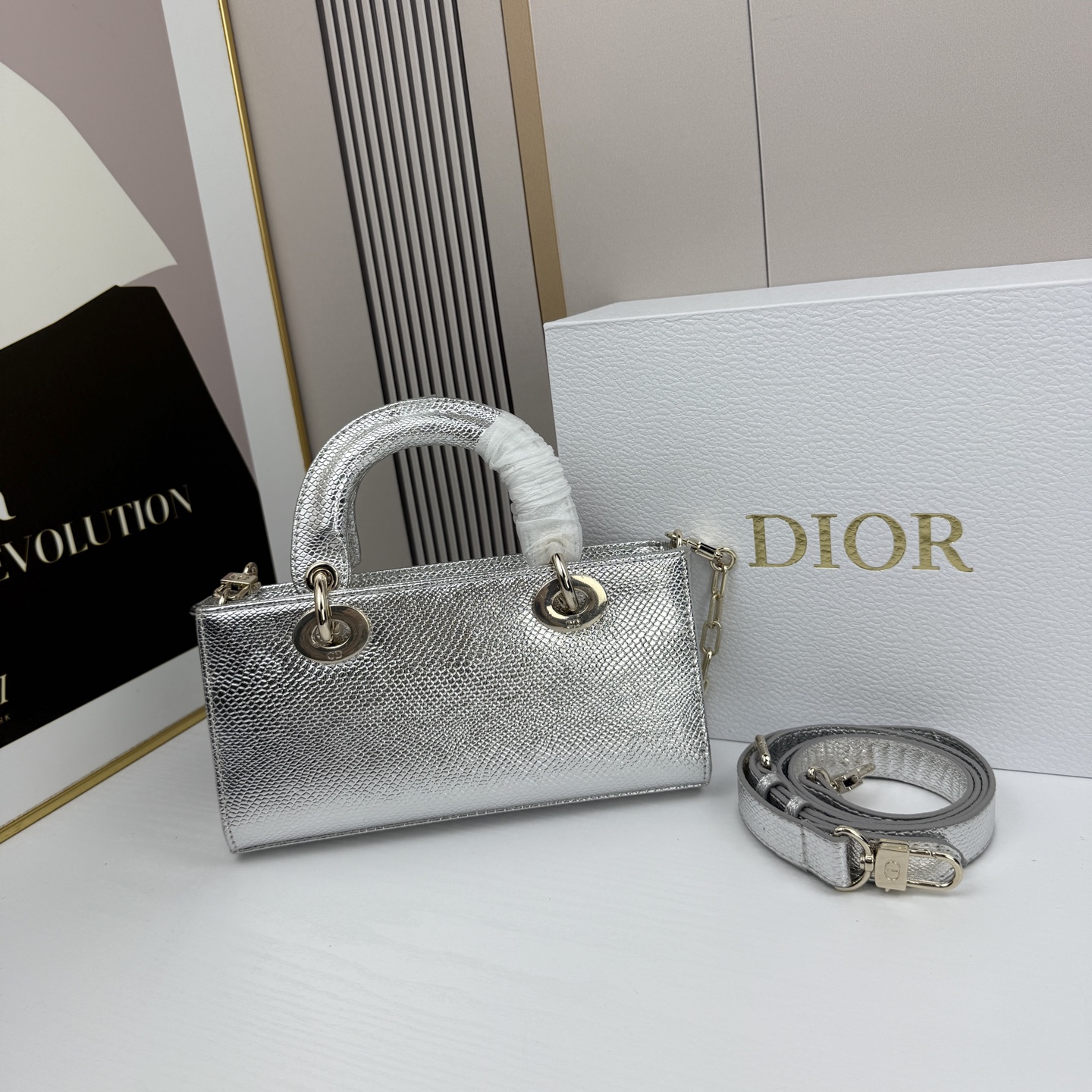 横版小号迪奥Dior 蜥蜴纹戴妃包🖤经典配色超级百搭比较稀有的皮质，搭配超级洋气🫧尺寸：22×13×4c