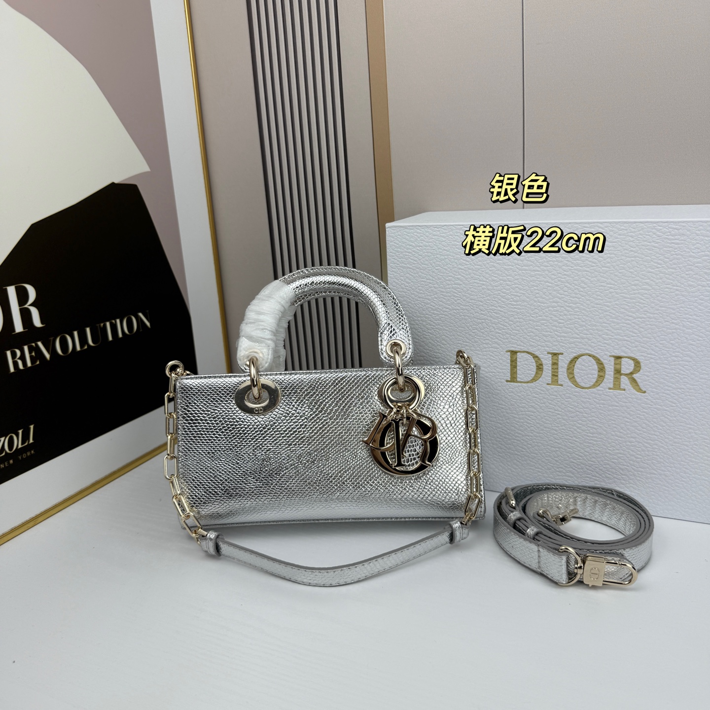 横版小号迪奥Dior 蜥蜴纹戴妃包🖤经典配色超级百搭比较稀有的皮质，搭配超级洋气🫧尺寸：22×13×4c