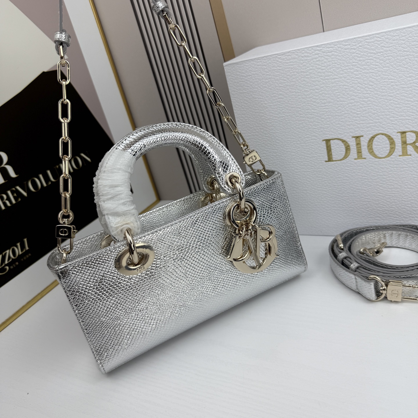 横版小号迪奥Dior 蜥蜴纹戴妃包🖤经典配色超级百搭比较稀有的皮质，搭配超级洋气🫧尺寸：22×13×4c