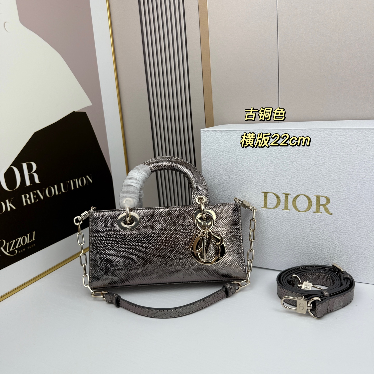 横版小号迪奥Dior 蜥蜴纹戴妃包🖤经典配色超级百搭比较稀有的皮质，搭配超级洋气🫧尺寸：22×13×4c