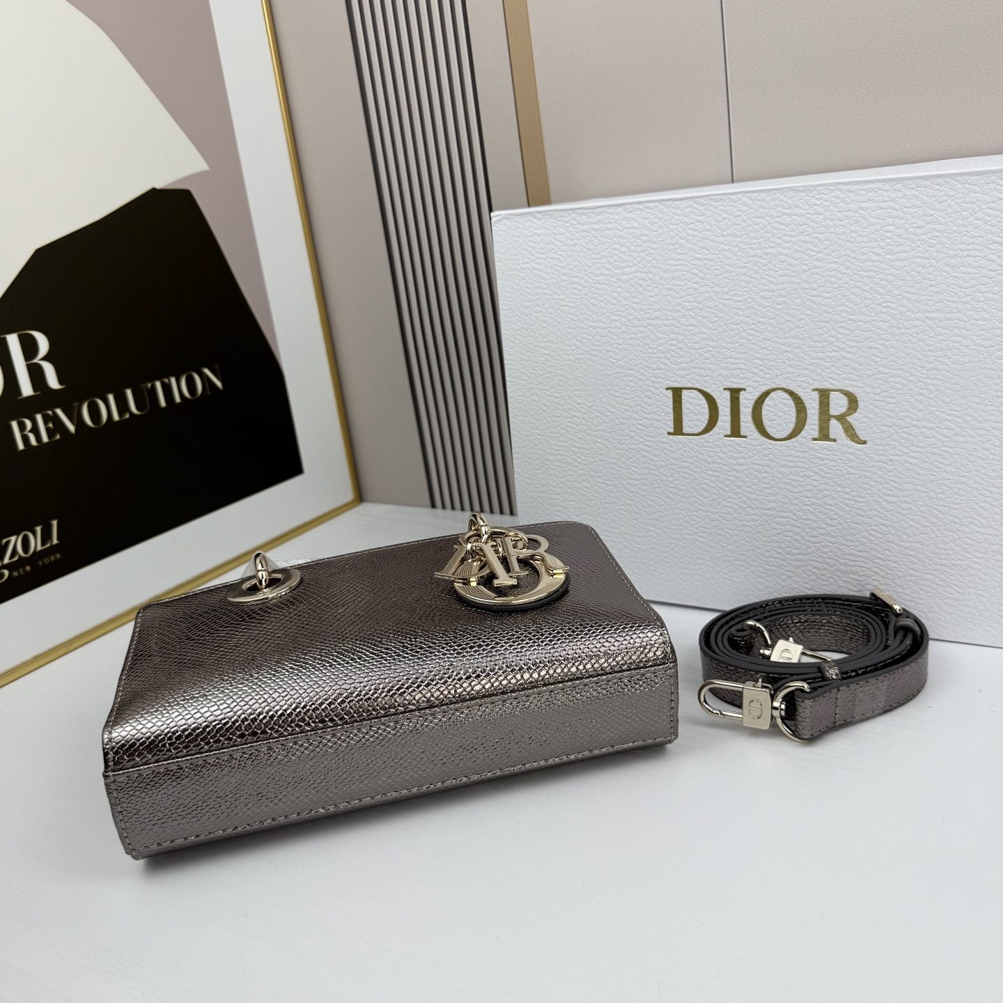 横版小号迪奥Dior 蜥蜴纹戴妃包🖤经典配色超级百搭比较稀有的皮质，搭配超级洋气🫧尺寸：22×13×4c