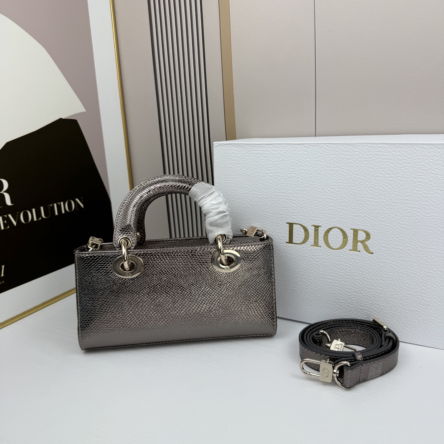 横版小号迪奥Dior 蜥蜴纹戴妃包🖤经典配色超级百搭比较稀有的皮质，搭配超级洋气🫧尺寸：22×13×4c