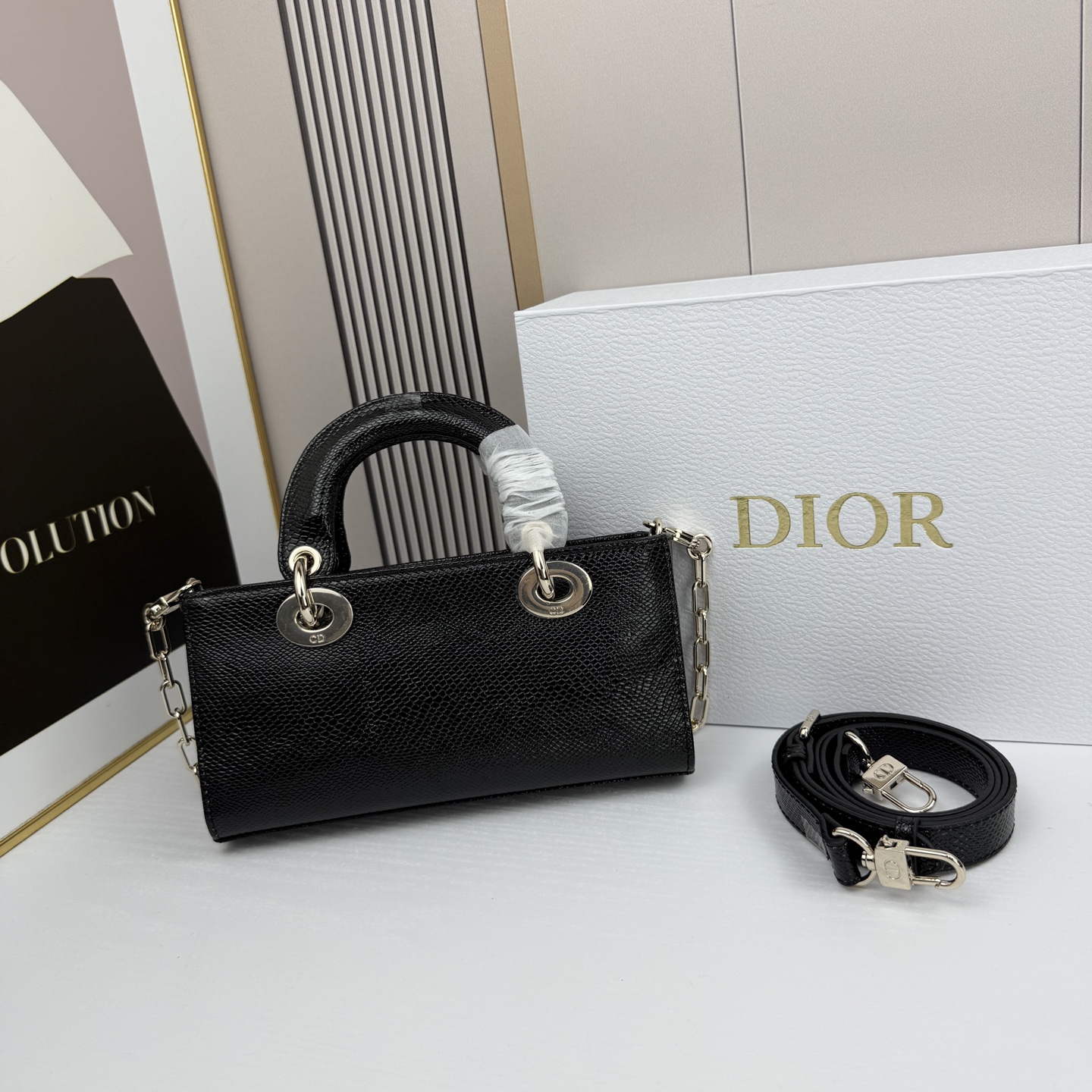 横版小号迪奥Dior 蜥蜴纹戴妃包🖤经典配色超级百搭比较稀有的皮质，搭配超级洋气🫧尺寸：22×13×4c