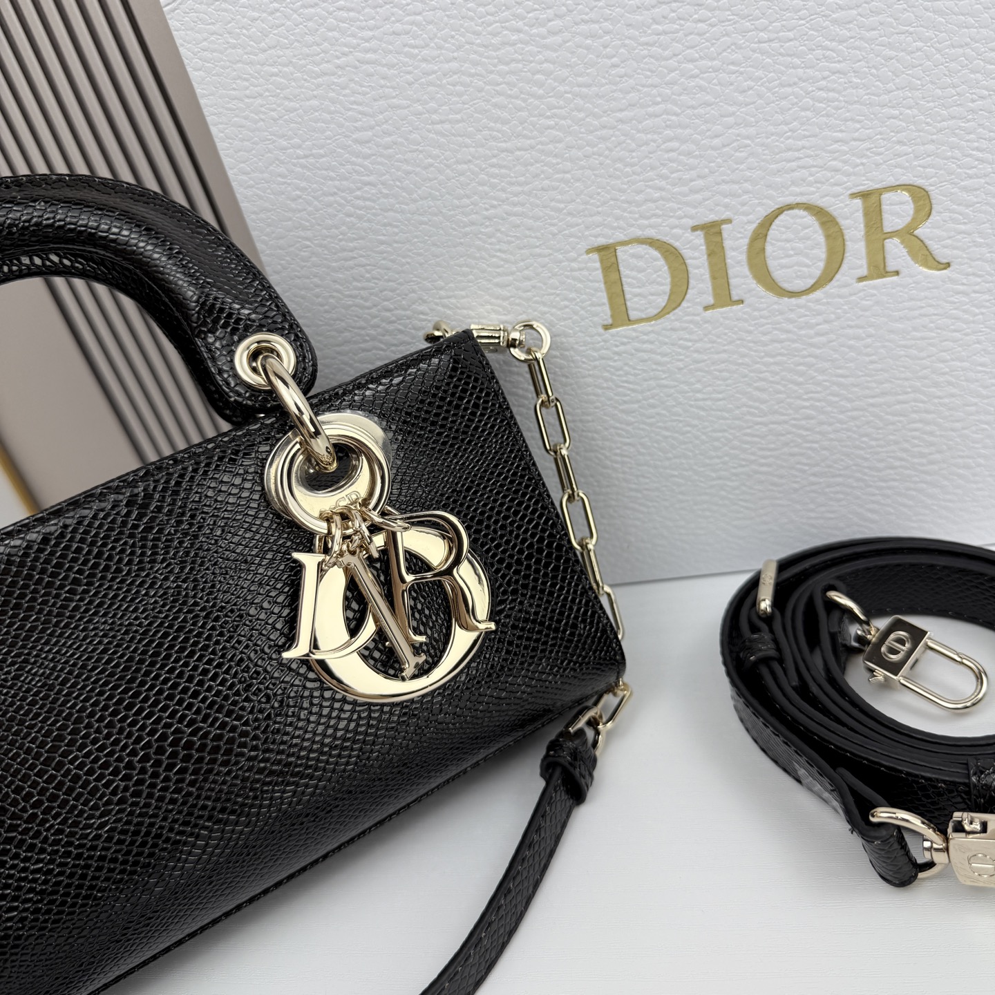 横版小号迪奥Dior 蜥蜴纹戴妃包🖤经典配色超级百搭比较稀有的皮质，搭配超级洋气🫧尺寸：22×13×4c