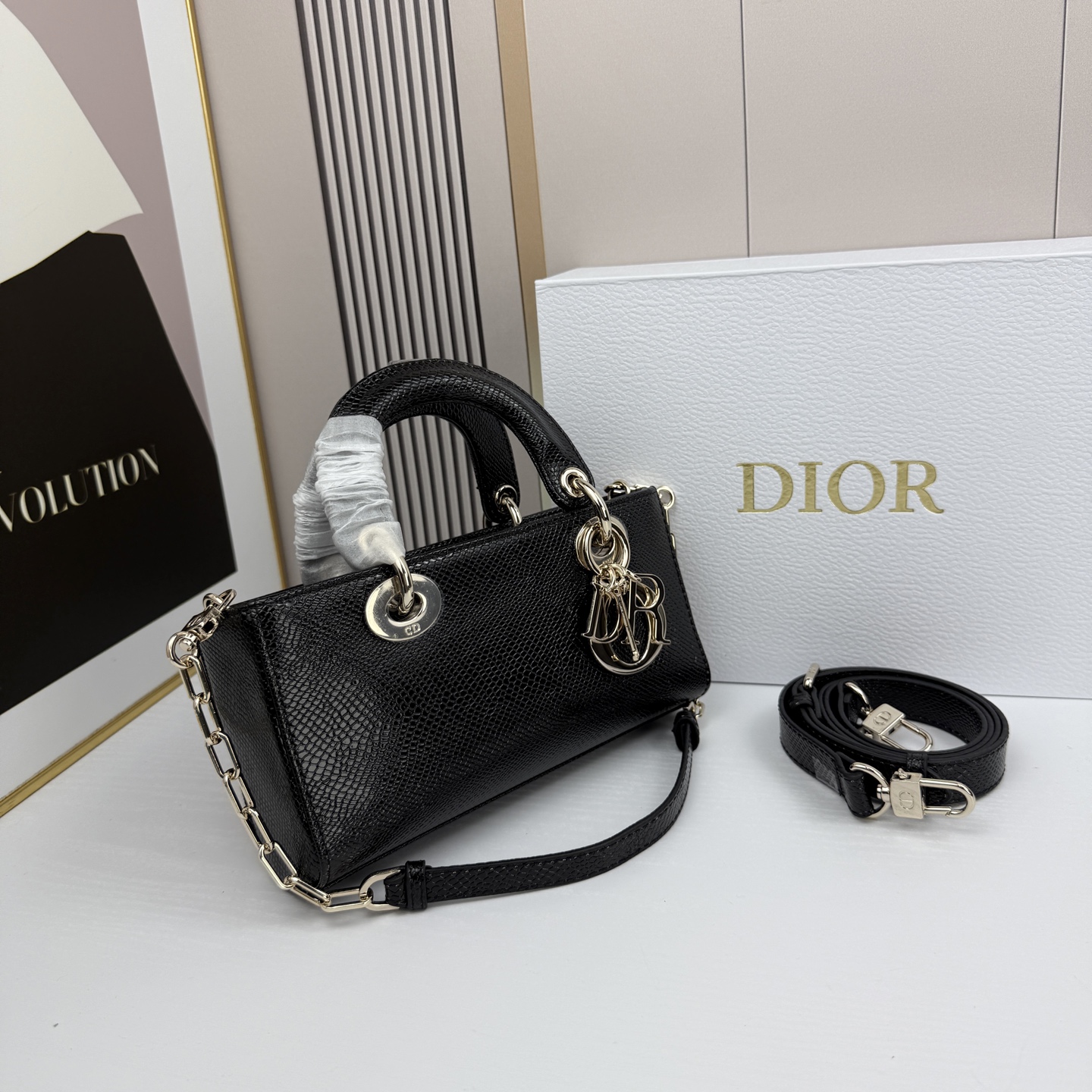 横版小号迪奥Dior 蜥蜴纹戴妃包🖤经典配色超级百搭比较稀有的皮质，搭配超级洋气🫧尺寸：22×13×4c