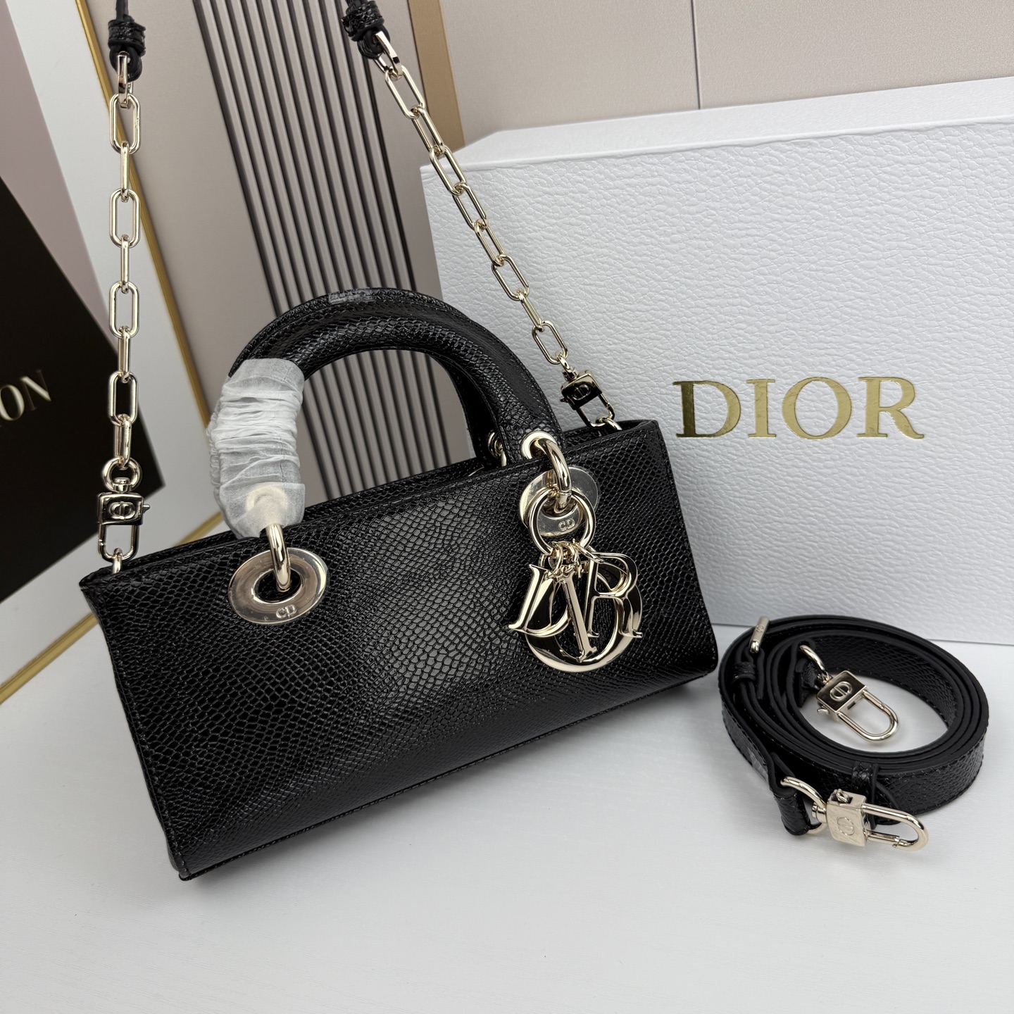 横版小号迪奥Dior 蜥蜴纹戴妃包🖤经典配色超级百搭比较稀有的皮质，搭配超级洋气🫧尺寸：22×13×4c