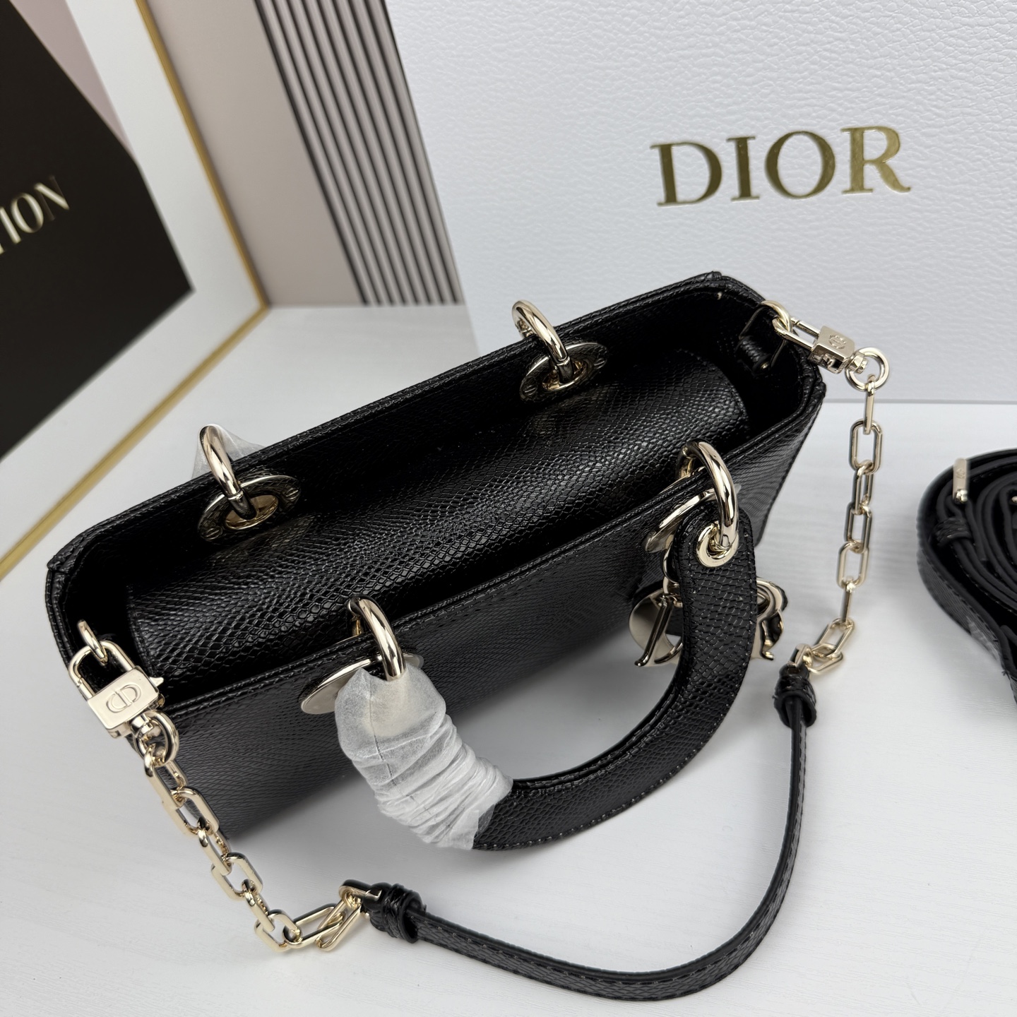 横版小号迪奥Dior 蜥蜴纹戴妃包🖤经典配色超级百搭比较稀有的皮质，搭配超级洋气🫧尺寸：22×13×4c