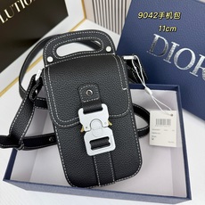 马鞍竖形手机包 黑色 Oblique 印花内里高密度棉麻内部镌刻“DIOR”标志马鞍卡扣 翻盖开合内部 马鞍竖形手机包 黑色 Oblique 印花内里高密度棉麻内部镌刻“DIOR”标志马鞍卡扣 翻盖开合内部