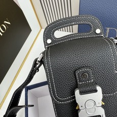 马鞍竖形手机包 黑色 Oblique 印花内里高密度棉麻内部镌刻“DIOR”标志马鞍卡扣 翻盖开合内部 马鞍竖形手机包 黑色 Oblique 印花内里高密度棉麻内部镌刻“DIOR”标志马鞍卡扣 翻盖开合内部