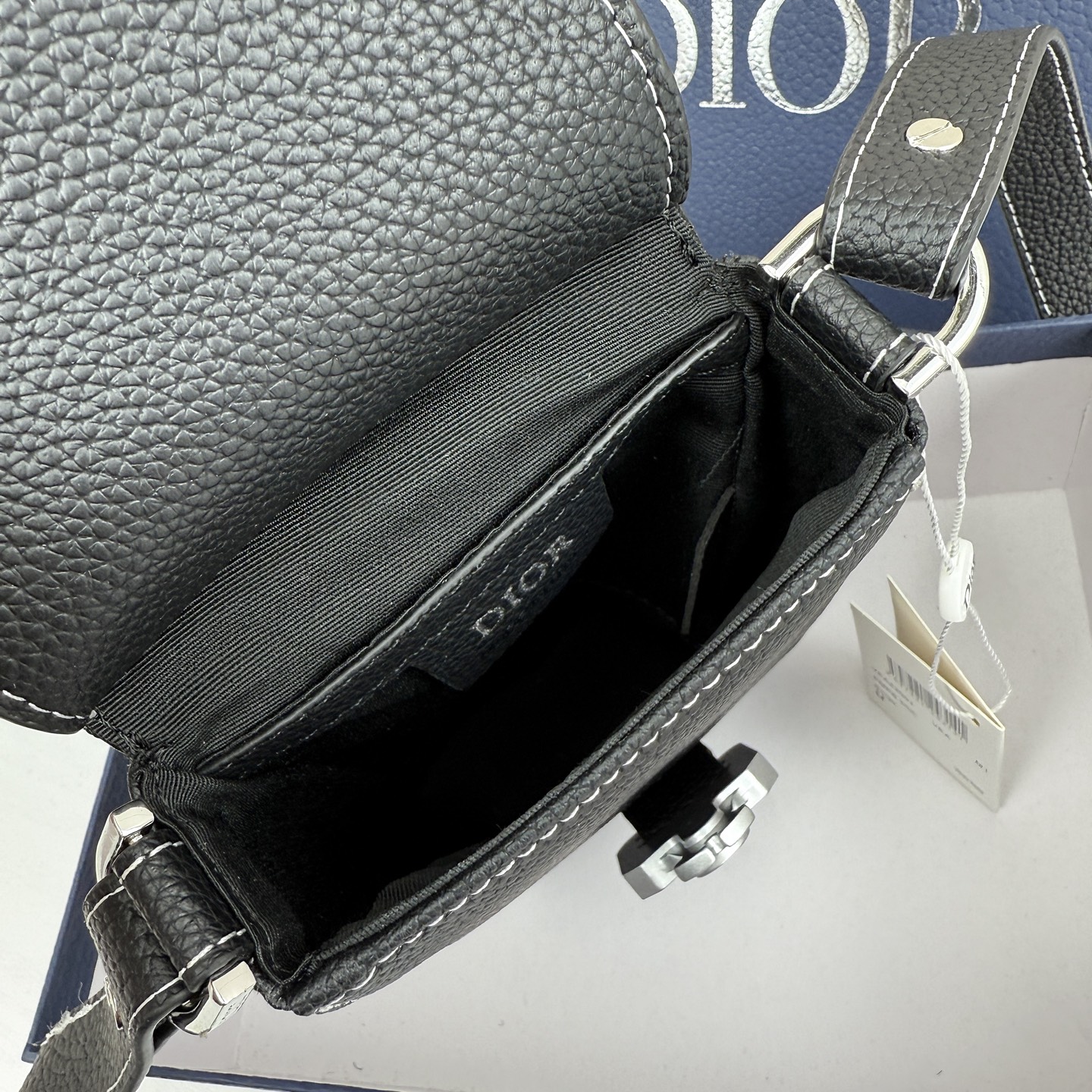 马鞍竖形手机包 黑色 Oblique 印花内里高密度棉麻内部镌刻“DIOR”标志马鞍卡扣 翻盖开合内部 马鞍竖形手机包 黑色 Oblique 印花内里高密度棉麻内部镌刻“DIOR”标志马鞍卡扣 翻盖开合内部