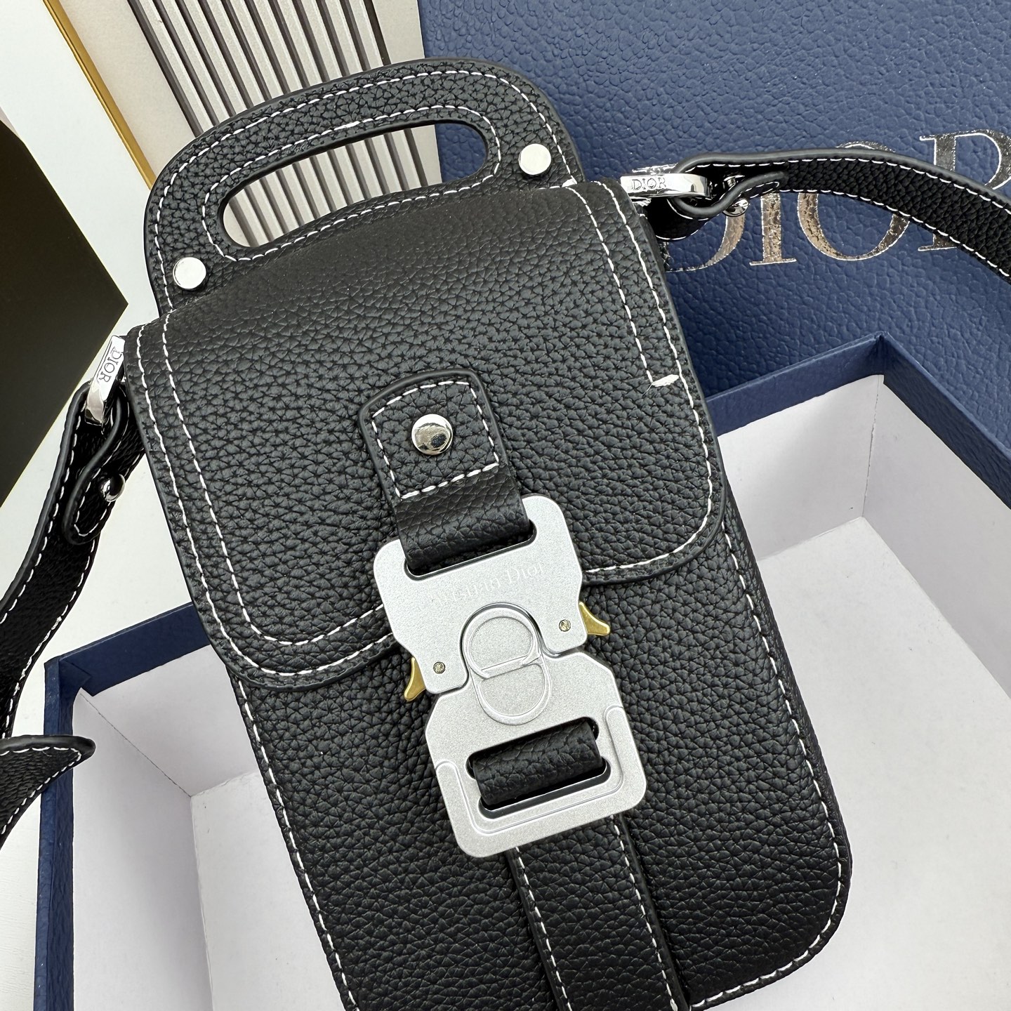 马鞍竖形手机包 黑色 Oblique 印花内里高密度棉麻内部镌刻“DIOR”标志马鞍卡扣 翻盖开合内部 马鞍竖形手机包 黑色 Oblique 印花内里高密度棉麻内部镌刻“DIOR”标志马鞍卡扣 翻盖开合内部