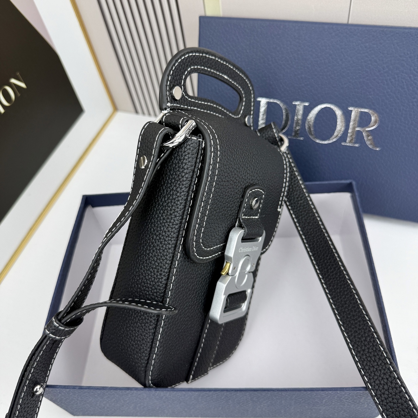 马鞍竖形手机包 黑色 Oblique 印花内里高密度棉麻内部镌刻“DIOR”标志马鞍卡扣 翻盖开合内部 马鞍竖形手机包 黑色 Oblique 印花内里高密度棉麻内部镌刻“DIOR”标志马鞍卡扣 翻盖开合内部