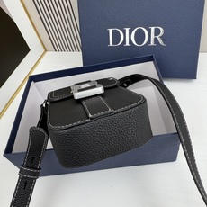 马鞍竖形手机包 黑色 Oblique 印花内里高密度棉麻内部镌刻“DIOR”标志马鞍卡扣 翻盖开合内部 马鞍竖形手机包 黑色 Oblique 印花内里高密度棉麻内部镌刻“DIOR”标志马鞍卡扣 翻盖开合内部