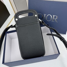 马鞍竖形手机包 黑色 Oblique 印花内里高密度棉麻内部镌刻“DIOR”标志马鞍卡扣 翻盖开合内部 马鞍竖形手机包 黑色 Oblique 印花内里高密度棉麻内部镌刻“DIOR”标志马鞍卡扣 翻盖开合内部