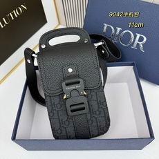 马鞍竖形手机包 黑色 Oblique 印花内里高密度棉麻内部镌刻“DIOR”标志马鞍卡扣 翻盖开合内部 马鞍竖形手机包 黑色 Oblique 印花内里高密度棉麻内部镌刻“DIOR”标志马鞍卡扣 翻盖开合内部
