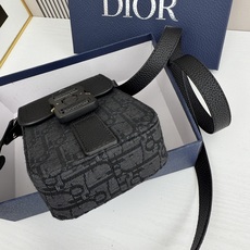 马鞍竖形手机包 黑色 Oblique 印花内里高密度棉麻内部镌刻“DIOR”标志马鞍卡扣 翻盖开合内部 马鞍竖形手机包 黑色 Oblique 印花内里高密度棉麻内部镌刻“DIOR”标志马鞍卡扣 翻盖开合内部