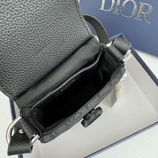 马鞍竖形手机包 黑色 Oblique 印花内里高密度棉麻内部镌刻“DIOR”标志马鞍卡扣 翻盖开合内部 马鞍竖形手机包 黑色 Oblique 印花内里高密度棉麻内部镌刻“DIOR”标志马鞍卡扣 翻盖开合内部