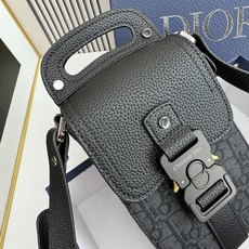 马鞍竖形手机包 黑色 Oblique 印花内里高密度棉麻内部镌刻“DIOR”标志马鞍卡扣 翻盖开合内部 马鞍竖形手机包 黑色 Oblique 印花内里高密度棉麻内部镌刻“DIOR”标志马鞍卡扣 翻盖开合内部