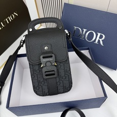 马鞍竖形手机包 黑色 Oblique 印花内里高密度棉麻内部镌刻“DIOR”标志马鞍卡扣 翻盖开合内部 马鞍竖形手机包 黑色 Oblique 印花内里高密度棉麻内部镌刻“DIOR”标志马鞍卡扣 翻盖开合内部