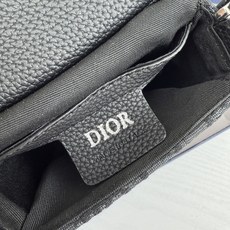 马鞍竖形手机包 黑色 Oblique 印花内里高密度棉麻内部镌刻“DIOR”标志马鞍卡扣 翻盖开合内部 马鞍竖形手机包 黑色 Oblique 印花内里高密度棉麻内部镌刻“DIOR”标志马鞍卡扣 翻盖开合内部