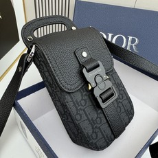 马鞍竖形手机包 黑色 Oblique 印花内里高密度棉麻内部镌刻“DIOR”标志马鞍卡扣 翻盖开合内部 马鞍竖形手机包 黑色 Oblique 印花内里高密度棉麻内部镌刻“DIOR”标志马鞍卡扣 翻盖开合内部