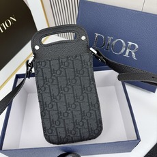 马鞍竖形手机包 黑色 Oblique 印花内里高密度棉麻内部镌刻“DIOR”标志马鞍卡扣 翻盖开合内部 马鞍竖形手机包 黑色 Oblique 印花内里高密度棉麻内部镌刻“DIOR”标志马鞍卡扣 翻盖开合内部