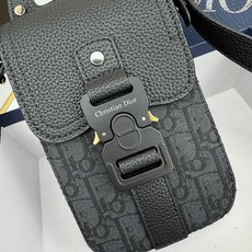 马鞍竖形手机包 黑色 Oblique 印花内里高密度棉麻内部镌刻“DIOR”标志马鞍卡扣 翻盖开合内部 马鞍竖形手机包 黑色 Oblique 印花内里高密度棉麻内部镌刻“DIOR”标志马鞍卡扣 翻盖开合内部
