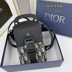 马鞍竖形手机包 蓝色Oblique 印花内里高密度棉麻内部镌刻“DIOR”标志马鞍卡扣 翻盖开合内部 马鞍竖形手机包 蓝色Oblique 印花内里高密度棉麻内部镌刻“DIOR”标志马鞍卡扣 翻盖开合内部