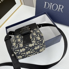 马鞍竖形手机包 蓝色Oblique 印花内里高密度棉麻内部镌刻“DIOR”标志马鞍卡扣 翻盖开合内部 马鞍竖形手机包 蓝色Oblique 印花内里高密度棉麻内部镌刻“DIOR”标志马鞍卡扣 翻盖开合内部