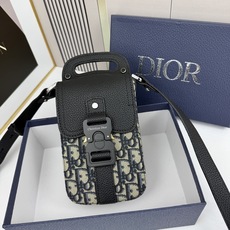 马鞍竖形手机包 蓝色Oblique 印花内里高密度棉麻内部镌刻“DIOR”标志马鞍卡扣 翻盖开合内部 马鞍竖形手机包 蓝色Oblique 印花内里高密度棉麻内部镌刻“DIOR”标志马鞍卡扣 翻盖开合内部