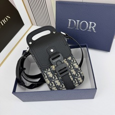 马鞍竖形手机包 蓝色Oblique 印花内里高密度棉麻内部镌刻“DIOR”标志马鞍卡扣 翻盖开合内部 马鞍竖形手机包 蓝色Oblique 印花内里高密度棉麻内部镌刻“DIOR”标志马鞍卡扣 翻盖开合内部