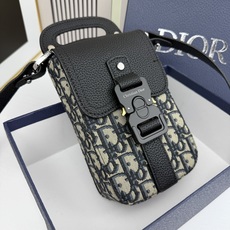 马鞍竖形手机包 蓝色Oblique 印花内里高密度棉麻内部镌刻“DIOR”标志马鞍卡扣 翻盖开合内部 马鞍竖形手机包 蓝色Oblique 印花内里高密度棉麻内部镌刻“DIOR”标志马鞍卡扣 翻盖开合内部