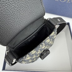 马鞍竖形手机包 蓝色Oblique 印花内里高密度棉麻内部镌刻“DIOR”标志马鞍卡扣 翻盖开合内部 马鞍竖形手机包 蓝色Oblique 印花内里高密度棉麻内部镌刻“DIOR”标志马鞍卡扣 翻盖开合内部