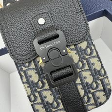 马鞍竖形手机包 蓝色Oblique 印花内里高密度棉麻内部镌刻“DIOR”标志马鞍卡扣 翻盖开合内部 马鞍竖形手机包 蓝色Oblique 印花内里高密度棉麻内部镌刻“DIOR”标志马鞍卡扣 翻盖开合内部