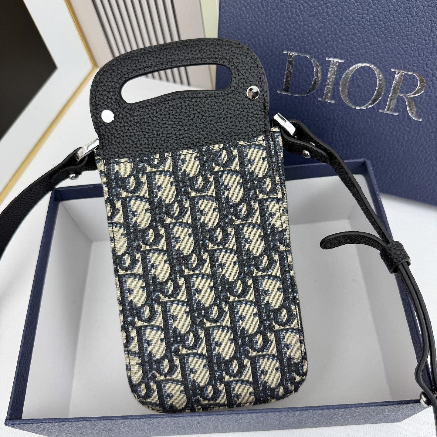 马鞍竖形手机包 蓝色Oblique 印花内里高密度棉麻内部镌刻“DIOR”标志马鞍卡扣 翻盖开合内部 马鞍竖形手机包 蓝色Oblique 印花内里高密度棉麻内部镌刻“DIOR”标志马鞍卡扣 翻盖开合内部