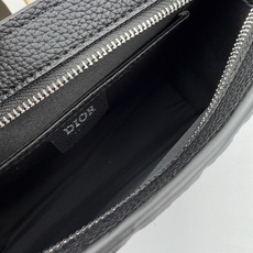 新款 “ DIOR ”迪奥手拿包 💼 dior迪奥邮差包 DIOR迪奥 A5 压花标志可拆卸腕带Grav 新款 “ DIOR ”迪奥手拿包 💼 dior迪奥邮差包 DIOR迪奥 A5 压花标志可拆卸腕带Grav