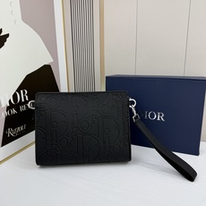 新款 “ DIOR ”迪奥手拿包 💼 dior迪奥邮差包 DIOR迪奥 A5 压花标志可拆卸腕带Grav 新款 “ DIOR ”迪奥手拿包 💼 dior迪奥邮差包 DIOR迪奥 A5 压花标志可拆卸腕带Grav