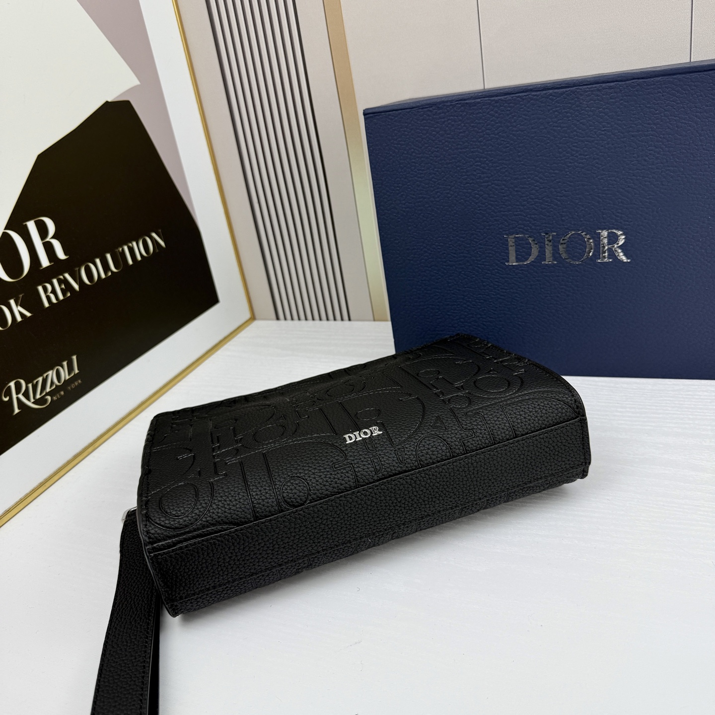 新款 “ DIOR ”迪奥手拿包 💼 dior迪奥邮差包 DIOR迪奥 A5 压花标志可拆卸腕带Grav 新款 “ DIOR ”迪奥手拿包 💼 dior迪奥邮差包 DIOR迪奥 A5 压花标志可拆卸腕带Grav