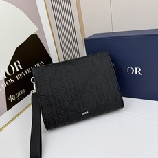 新款 “ DIOR ”迪奥手拿包 💼 dior迪奥邮差包 DIOR迪奥 A5 压花标志可拆卸腕带Grav 新款 “ DIOR ”迪奥手拿包 💼 dior迪奥邮差包 DIOR迪奥 A5 压花标志可拆卸腕带Grav