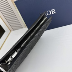 新款 “ DIOR ”迪奥手拿包 💼 dior迪奥邮差包 DIOR迪奥 A5 压花标志可拆卸腕带Grav 新款 “ DIOR ”迪奥手拿包 💼 dior迪奥邮差包 DIOR迪奥 A5 压花标志可拆卸腕带Grav