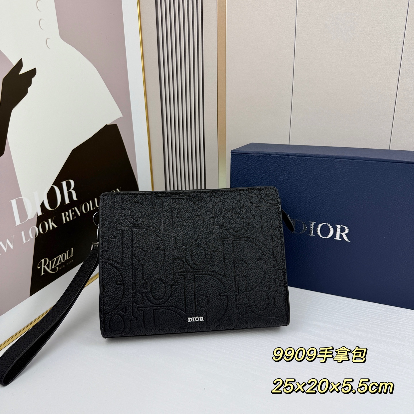 新款 “ DIOR ”迪奥手拿包 💼 dior迪奥邮差包 DIOR迪奥 A5 压花标志可拆卸腕带Grav 新款 “ DIOR ”迪奥手拿包 💼 dior迪奥邮差包 DIOR迪奥 A5 压花标志可拆卸腕带Grav